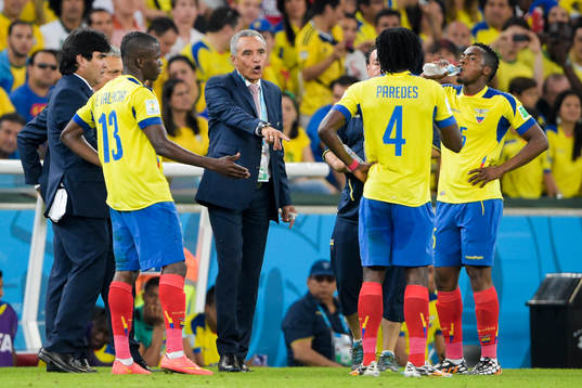 Ecuadors förbundskapten Reinaldo Rueda pratar med sina