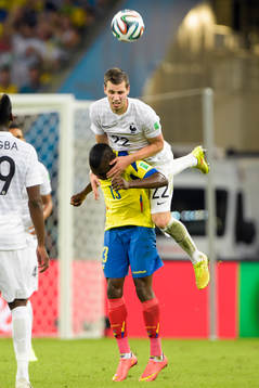 Frankrikes Morgan Schneiderlin och Ecuadors Enner Valencia