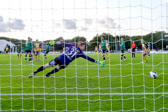Ljungskiles Peiman Eliassi gör 0-2 bakom Varbergs målvakt