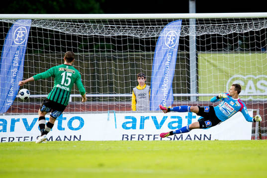 Varbergs Alexander Mellqvist sätter en straff bakom