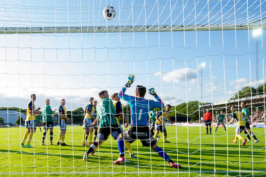 Varbergs Alexander Mellqvist  och Ljungskiles målvakt Alex