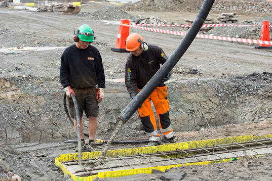 Byggjobbare på platsen Rambergsvallen låg innan och där