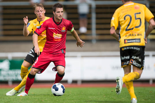 Nordsjällands Martin Vingaard med Elfsborgs Simon Hedlund