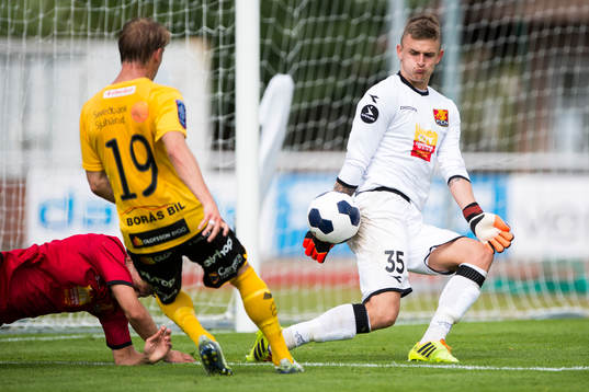 Nordsjällands målvakt Martin Hansen räddar skott av