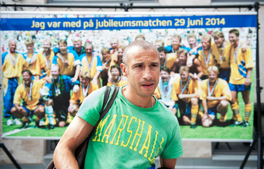 Henrik Larsson skriver autografer