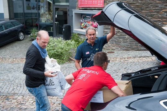 Arrangören Bosse Nilsson samtalar med Thomas Ravelli och