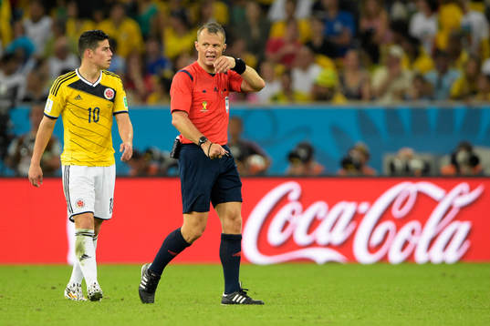 Colombias James Rodriguez och Björn Kuipers, domare