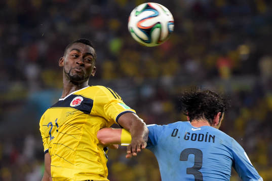 Colombias Jackson Martinez och Uruguays Diego Godin