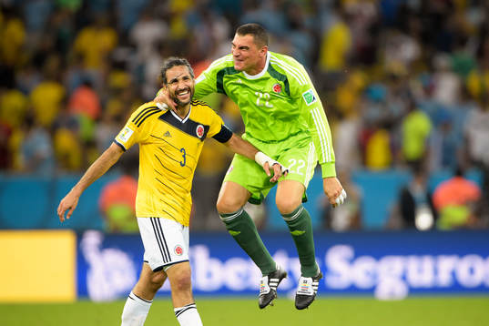 Colombias Mario Yepes och målvakt Faryd Mondragon jublar