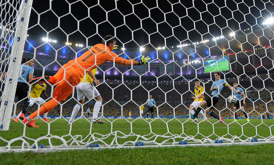 Colombias James Rodriguez gör 2-0 målet bakom Uruguays