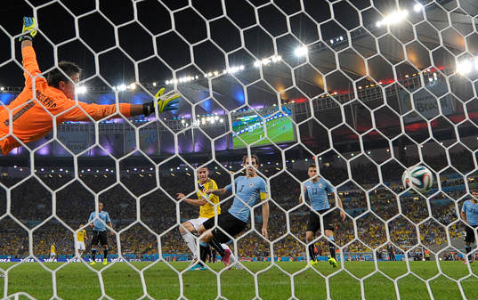Colombias James Rodriguez gör 2-0 målet bakom Uruguays