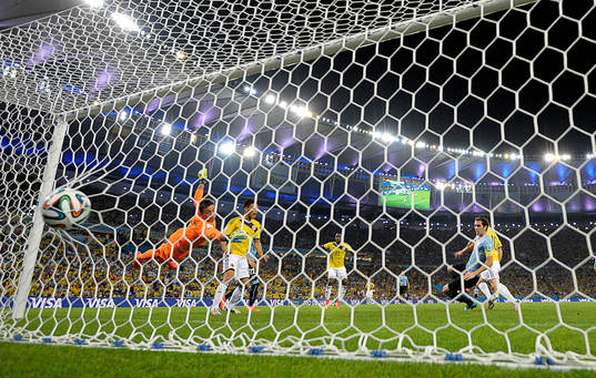 Colombias James Rodriguez gör 2-0 målet bakom Uruguays