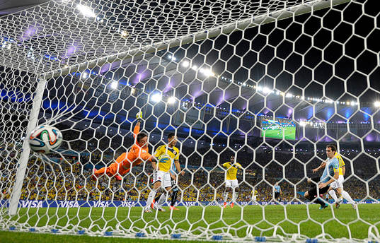 Colombias James Rodriguez gör 2-0 målet bakom Uruguays
