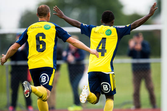Ängelholms Samuel Monday (th) jublar