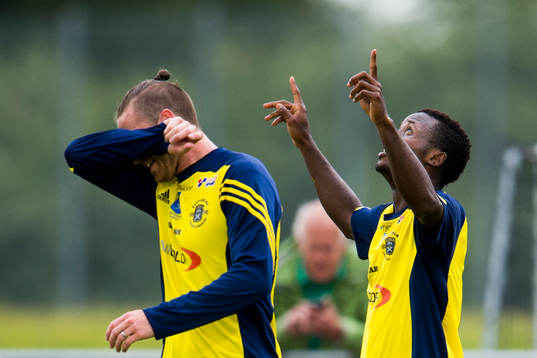 Ängelholms Samuel Monday (th) jublar