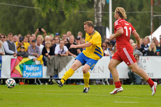 VM-laget 1994s Kennet Andersson och Motståndarlagets