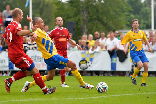 VM-laget 1994s Henrik Larsson petar in 2-1