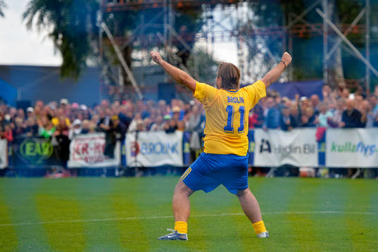 VM-laget 1994s Tomas Brolin jublar