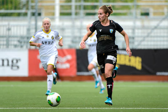 Göteborgs Manon Melis med bollen