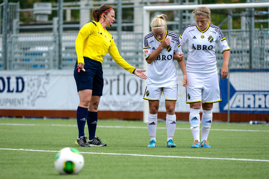 Domare Annika Andric instruerar spelare