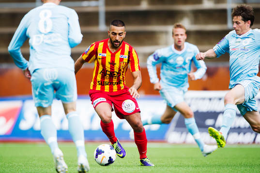 Syrianskas Charbel George utmanas av Degerfors Patrik