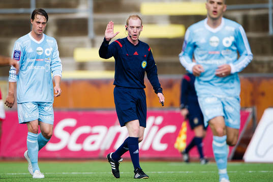 Degerfors Eric Jernberg (vänster) och domare Per Melin