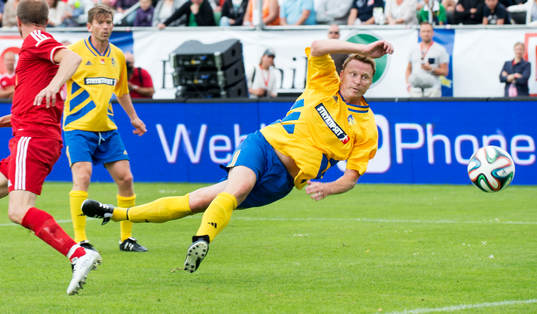 Kennet Andersson kvitterar till 1-1 i jubileumsmatchen