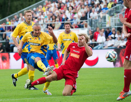 Johan Mjällby kan inte stoppa Henrik Larsson i