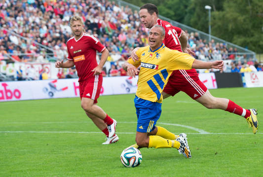 Henrik Larsson blir nergjord och får straff i