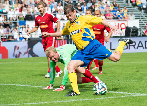 Jesper Blomqvist rundar Kenny Jönsson i jubileumsmatchen