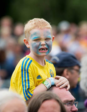 Ansiktsmålad supporter i jubileumsmatchen VM-laget 1994 i