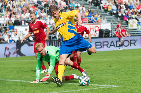 Jesper Blomqvist rundar målvakten Kenny Jönsson i