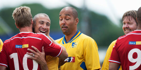 Henrik Larsson kramas av Christian Wilhelmsson