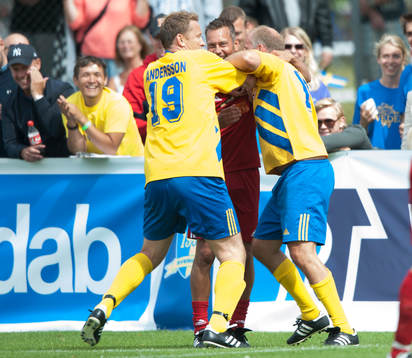 Kennet Andersson och Håkan Mild biter Marcus Lantz  i