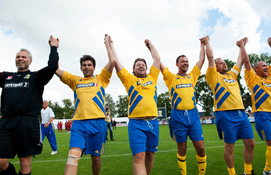 VM-hjältarna tackar publiken  i jubileumsmatchen VM-laget