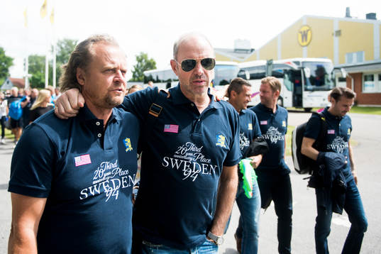VM-laget 1994s Jonas Thern och målvakt Thomas Ravelli