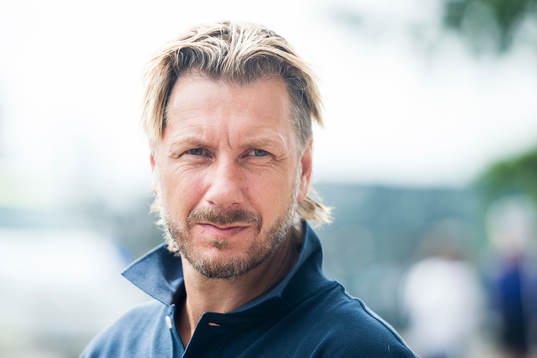 Motståndarlagets Jesper Jansson