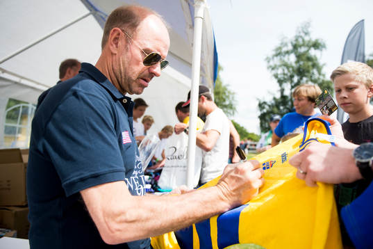 VM-laget 1994s målvakt Thomas Ravelli skriver autografer