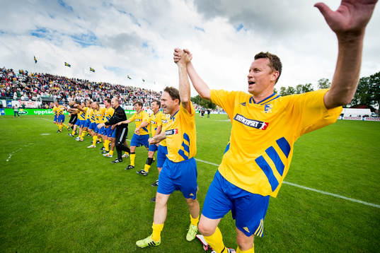 VM-laget 1994s Kennet Andersson (th) tackar publiken