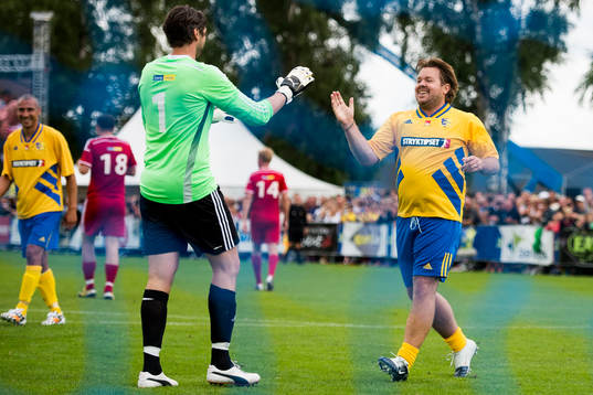 VM-laget 1994s Tomas Brolin skojar med Motståndarlagets