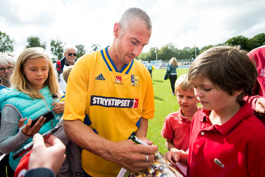 VM-laget 1994s Henrik Larsson skriver autografer