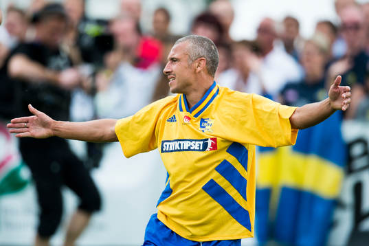 VM-laget 1994s Henrik Larsson rivs ner och det blir straff