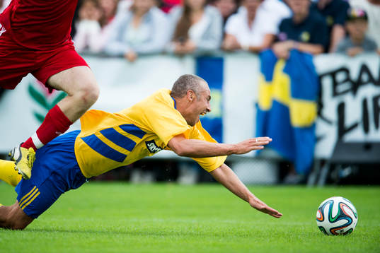 VM-laget 1994s Henrik Larsson rivs ner och det blir straff