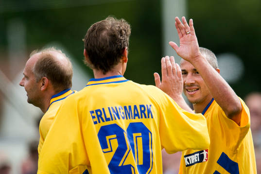 VM-laget 1994s Magnus Erlingmark och Henrik Larsson jublar