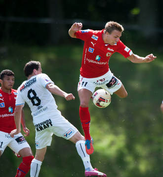 Kalmars Jonathan Ring och Helsingborgs Ardian Gashi i