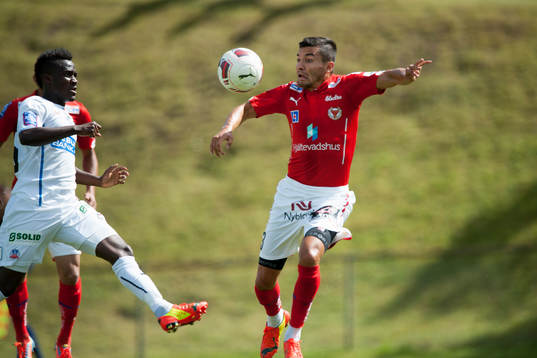 Kalmars Emin Nouri och Helsingborgs David Accam i