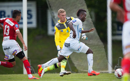 Helsingborgs David Accan rundar Kalmars målvakt Lars