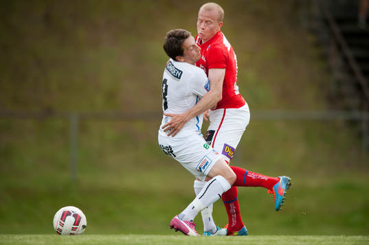 Helsingborgs Ardian Gashi och Kalmars Tobias Eriksson i