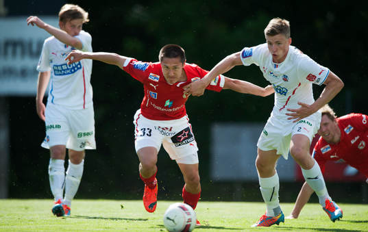 Helsingborgs Carl Johansson försöker stoppa en