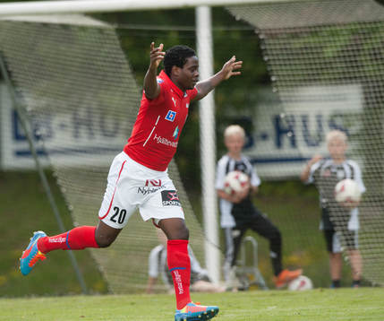 Kalmars Archford Gutu har gjort 2-1 och jublar i